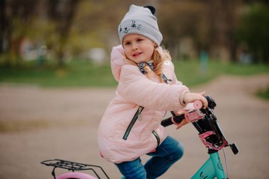 İlk bisikleti olan kız.
