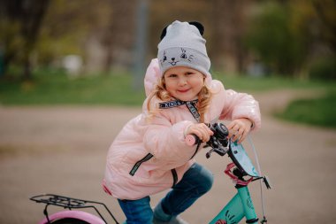 İlk bisikleti olan kız.