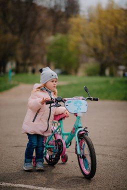 İlk bisikleti olan kız.