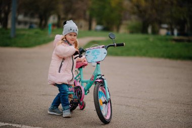 İlk bisikleti olan kız.