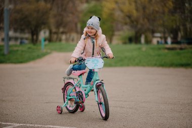 İlk bisikleti olan kız.