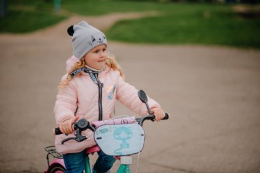 İlk bisikleti olan kız.