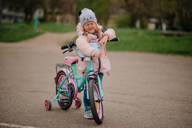 İlk bisikleti olan kız.