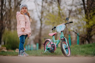 İlk bisikleti olan kız.