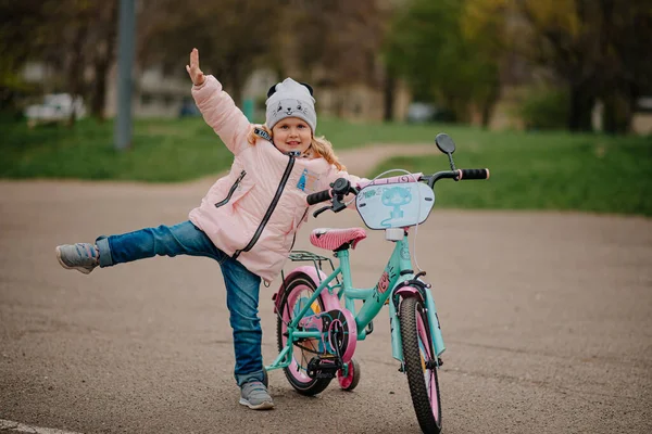 İlk bisikleti olan kız.