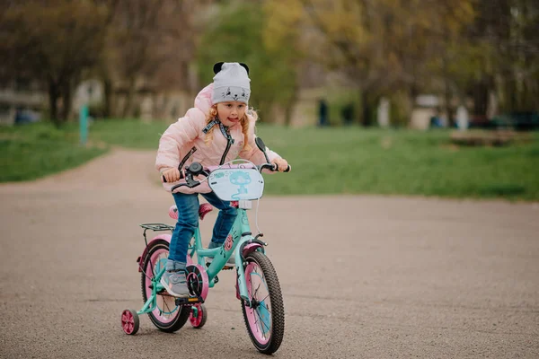 İlk bisikleti olan kız.