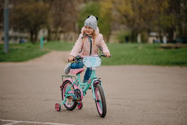İlk bisikleti olan kız.