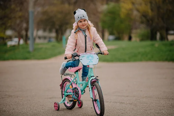 İlk bisikleti olan kız.