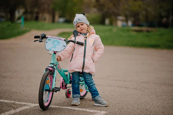 İlk bisikleti olan kız.