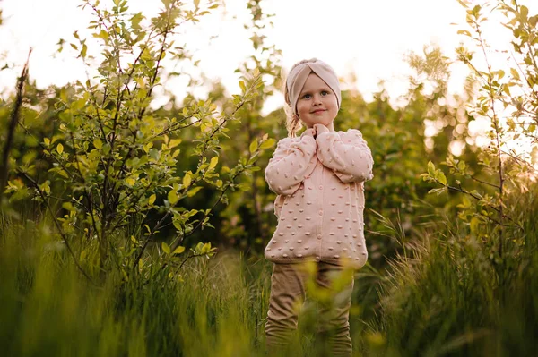 Little Girl Have Fun Hight Green Grass Sunset — Zdjęcie stockowe