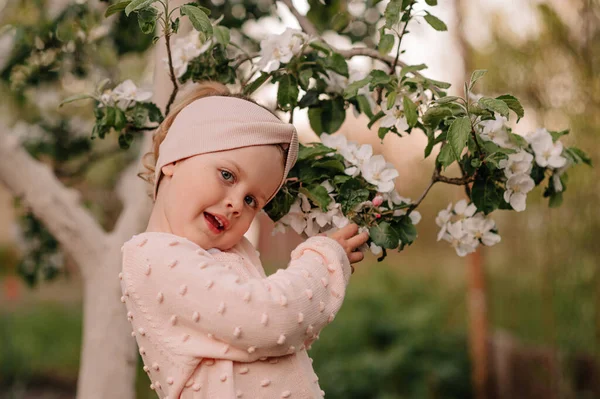 Little Girl White Blooming Apple Trees — Zdjęcie stockowe