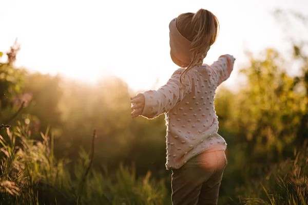 Little Girl Have Fun Hight Green Grass Sunset — Zdjęcie stockowe