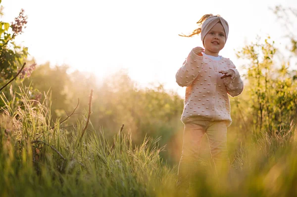 Little Girl Have Fun Hight Green Grass Sunset — Stock Photo, Image