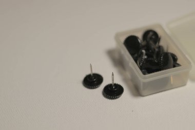 Beyaz arkaplanda siyah raptiyeler ya da tahta raptiyeler