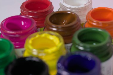 Açık kapaklı canlı kumaş renkli şişeler.