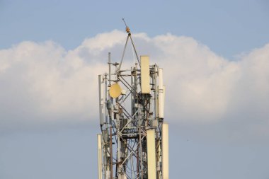Cep telefonu, gezici kule yaz gökyüzü arka planı
