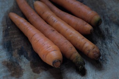 Havuçları bahçeden ahşap bir zeminde yıkadım, doğal ışık..