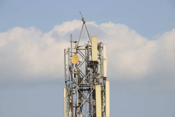 Mobiele Telefoon Mobiele Toren Met Zomerse Hemel Achtergrond — Stockfoto