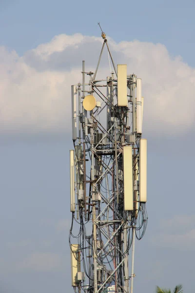 Mobiele Telefoon Mobiele Toren Met Zomerse Hemel Achtergrond — Stockfoto