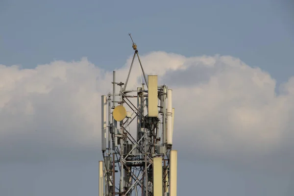 Mobiele Telefoon Mobiele Toren Met Zomerse Hemel Achtergrond — Stockfoto