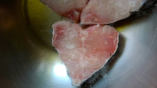 Çiğ balık pişirmeden önce terbiye ediliyor.