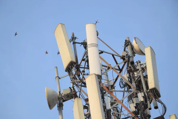 Mavi Gökyüzü Arkaplanı Olan Cep Telefonu Mobil Kule — Stok fotoğraf