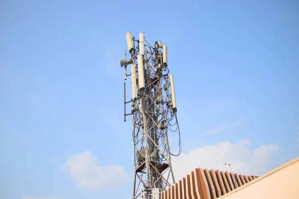 Mavi gökyüzü arkaplanı olan cep telefonu ya da mobil kule