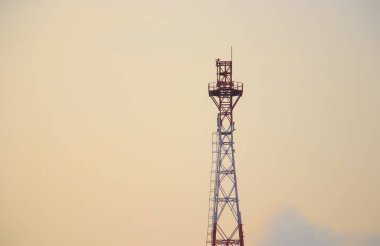 Akşam gökyüzünde demiryolu iletişim kulesi