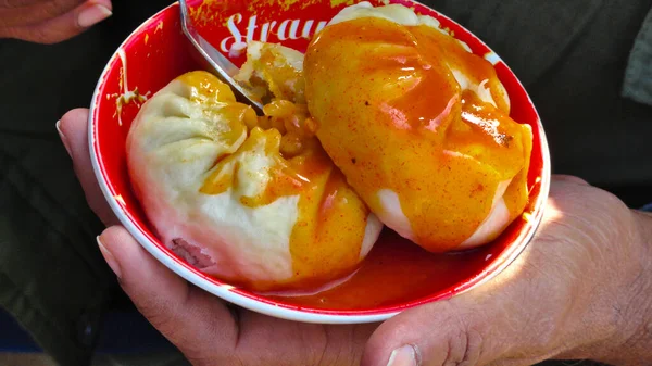 Dumplings Met Saus Top Een Melamine Kom Geserveerd Door Een — Stockfoto