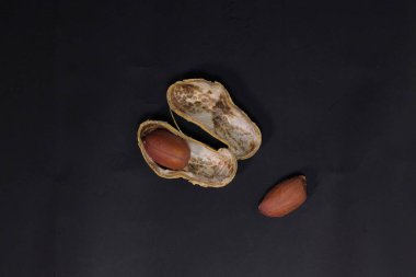 Kabuklu fındık ezmesi ve içinde iki fındık var.