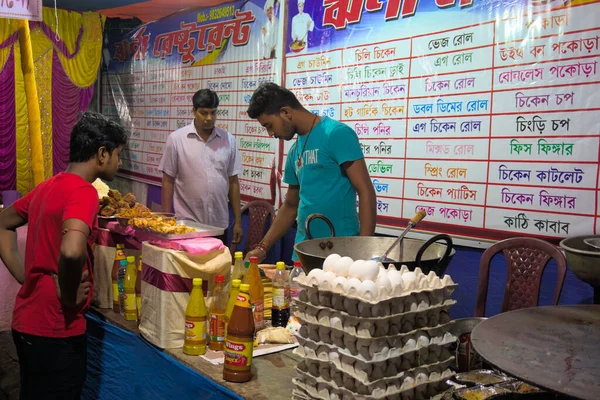 Продавец Продуктов Питания Индийской Улице Продающий Еду Придорожном Продуктовом Ларьке — стоковое фото