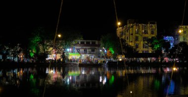 Daldırma Ghat. Durga puja Vijayadashami, Dussehra, Dasara olarak da bilinir. Elveda demek için balçık heykelleri suya dalmadan önce geçit töreni. Geniş açı.