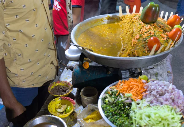 Yol Kenarındaki Büfede Yiyecek Satan Hint Sokak Yemekleri Satıcısı — Stok fotoğraf