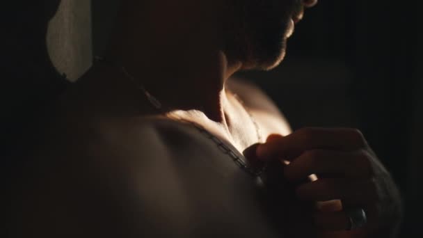 Homem tocando um pingente no pescoço close-up — Vídeo de Stock