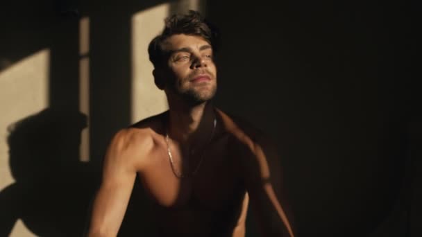 Mužský model s holým trupem ve stínu — Stock video