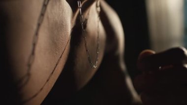 Yakından bir adamın boynunda zincir