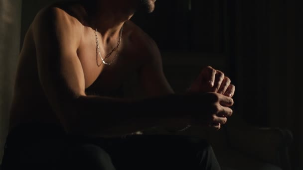 Brutální nahý chlap sedí a přemýšlí — Stock video