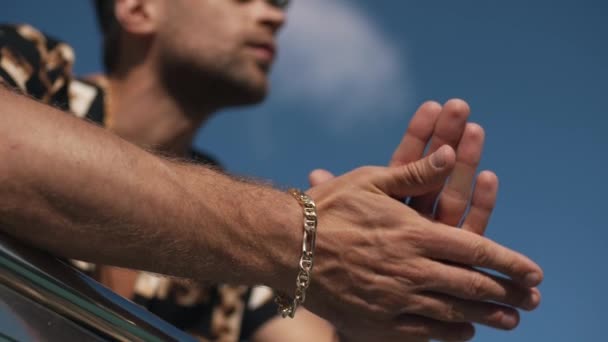 Mężczyzna pokazuje bransoletkę na nadgarstku — Wideo stockowe
