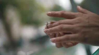 Yüzük takmaya çalışan kadın.