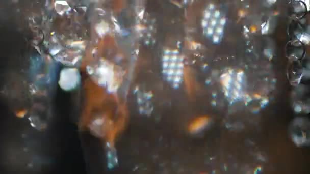 Kristalin arasında kız elleri — Stok video