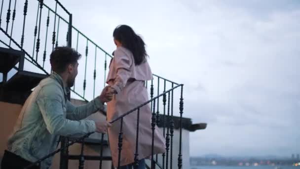 Ευτυχισμένο ζευγάρι ανεβαίνει σκάλες σε εξωτερικούς χώρους — Αρχείο Βίντεο