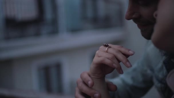 Ένας άντρας χαϊδεύει μια γυναίκα με ένα δαχτυλίδι — Αρχείο Βίντεο