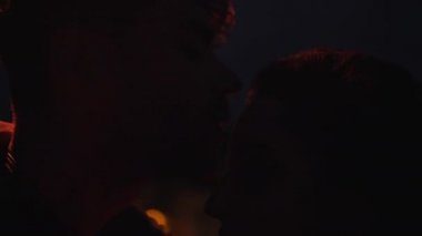 Akşam ışığında kucaklaşan çift.