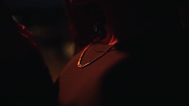 在黄昏的灯光下戴在女孩身上的项链 — 图库视频影像