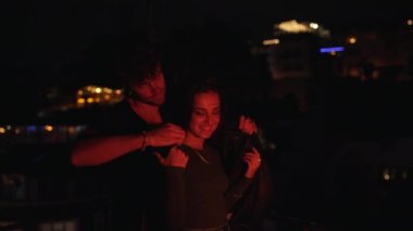 Adam ceketini kıza verir.