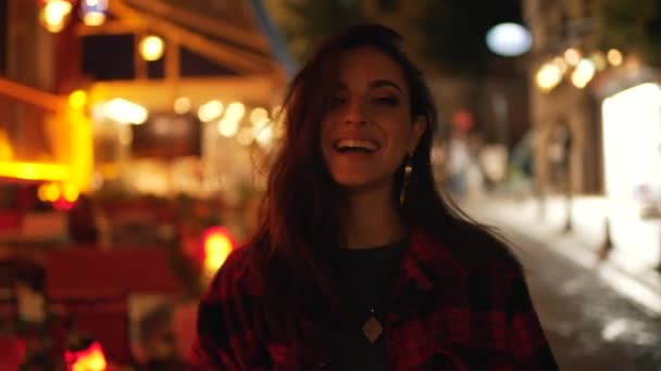 Meisje in een geruite shirt op de avond straat — Stockvideo