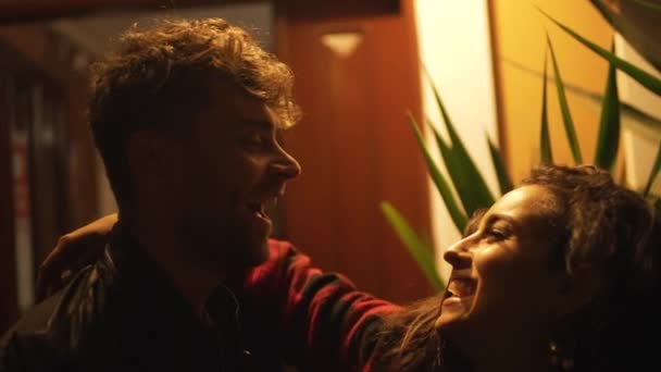 Пара веселится в вечернем свете — стоковое видео