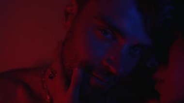 Kız neon ışıkta erkek arkadaşlarını okşuyor.