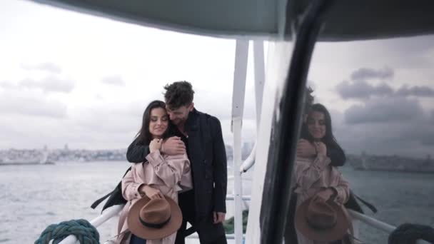 Couple hugging on a yacht in Istanbul — Stock Video