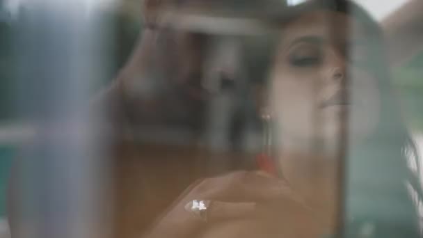 Reflets d'un couple doux dans le verre — Video